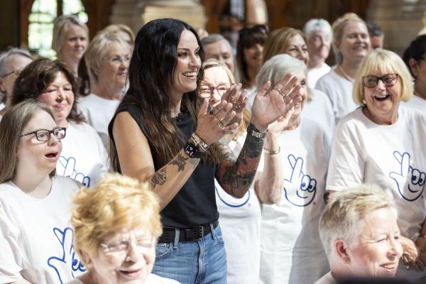 Amy Macdonald with choir in Glasgow's Kelvin Grove