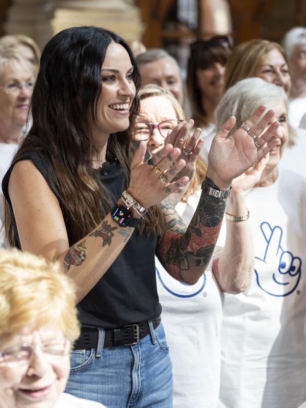 Amy Macdonald with choir in Glasgow's Kelvin Grove